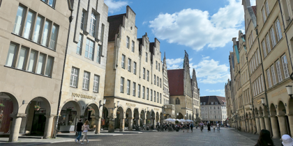 Blick auf Prinzipalmarkt in Münster mit Passanten und blauem Himmel mit Wolken: Symbolbild für iSFP und Förderung