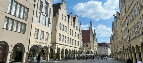 Blick auf Prinzipalmarkt in Münster mit Passanten und blauem Himmel mit Wolken: Symbolbild für iSFP und Förderung
