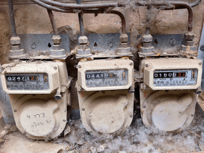 Symbolbild: drei alte Gaszähler, die verstaubt und verschmutzt sind