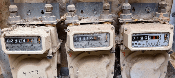 Symbolbild: drei alte Gaszähler, die verstaubt und verschmutzt sind