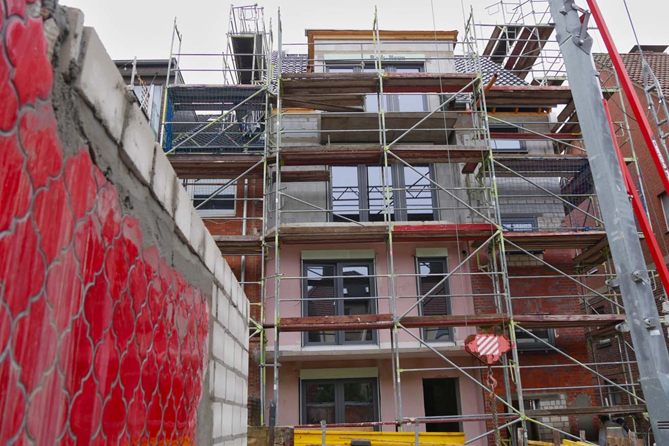 Blick auf die eingerüstete Baustelle