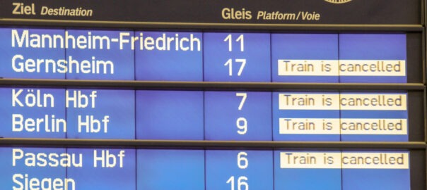 Bahn Anzeigetafel mit gestrichenen Verbindungen