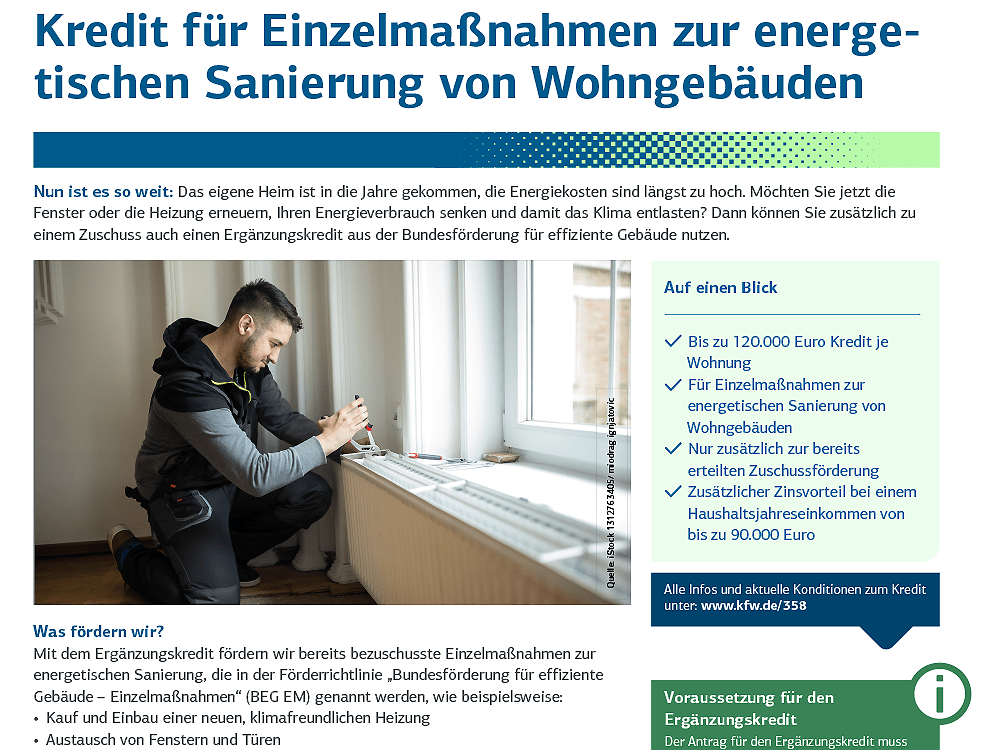 Ausschnitt vom Deckblatt einer Broschüre zum KfW-Förderprogramm Nr. 358/359 »Einzelmaßnahmen Ergänzungskredit – Wohngebäude« mit Textstück und Bild eines Handwerkers an einem Heizkörper