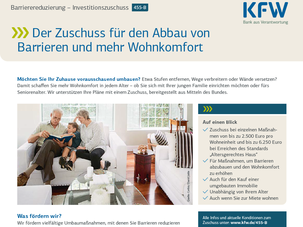 Ausschnitt vom Deckblatt einer Broschüre zum KfW-Förderprogramm Nr. 455-B »Barrierereduzierung – Investitionszuschuss« mit Textstück und Bild eines älteren Ehepaars mit kleinem Enkelsohn
