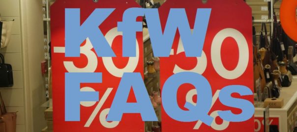 grosse Buchstaben KfW-FAQ vor Preisschildern