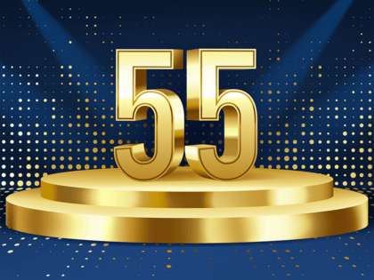 Symolbild: Zahl 55 im Goldton auf goldfarbenem Podest vor blauem Hintergrund mit goldfarbenem Muster