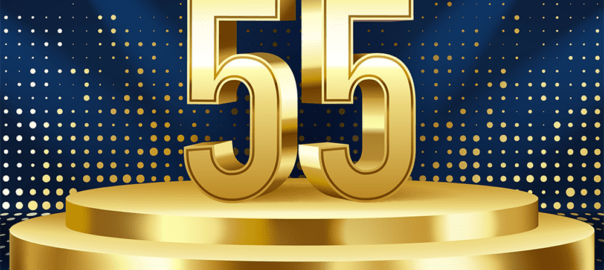 Symolbild: Zahl 55 im Goldton auf goldfarbenem Podest vor blauem Hintergrund mit goldfarbenem Muster
