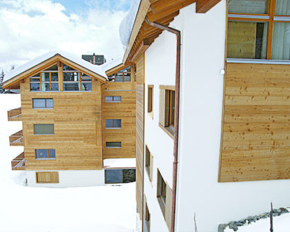 Modernes Haus mit Holz im Schnee