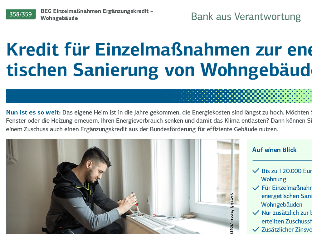 Ausschnitt vom Deckblatt einer Broschüre zum KfW-Förderprogramm Nr. 358/359 »Einzelmaßnahmen Ergänzungskredit – Wohngebäude« mit Textstück und Bild eines Handwerkers an einem Heizkörper bei Aufgabe von Sanierung